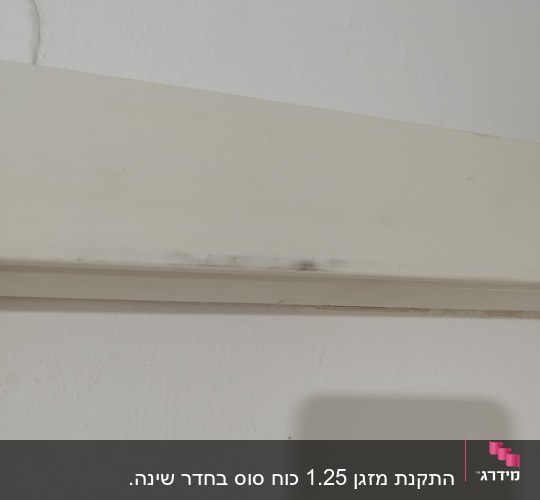 תמונה של קיר עם צל של חפץ מרובע